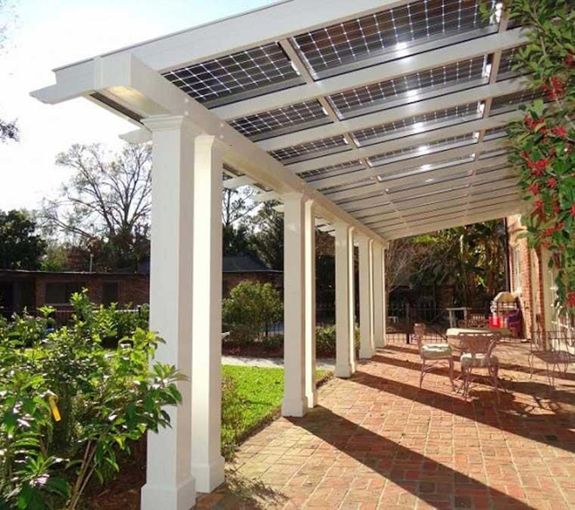 Pergola cubierta con paneles solares doble vidrio